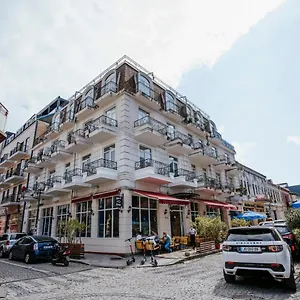 West , Batum Gürcistan